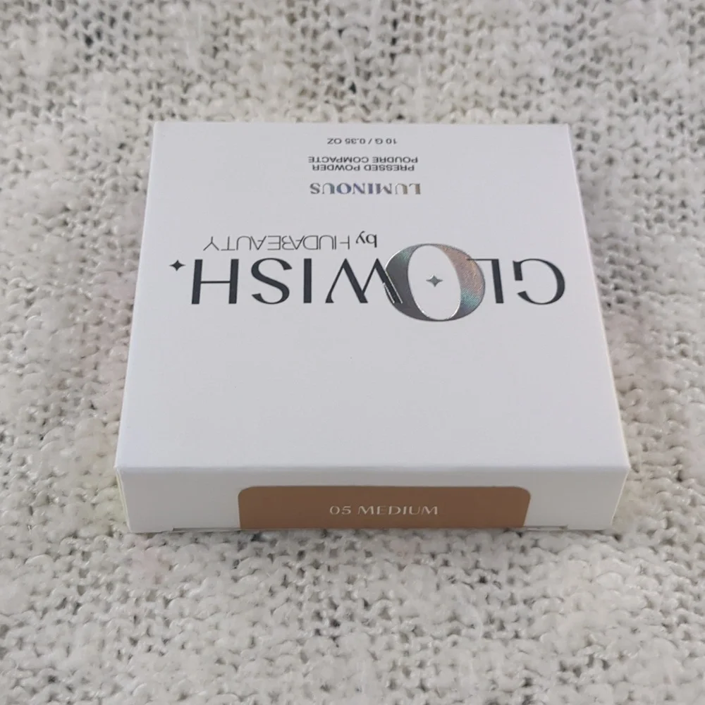 HUDA BEAUTY GloWish Luminous Pressed Powder in 05 MEDIUM, 10g/0.35oz